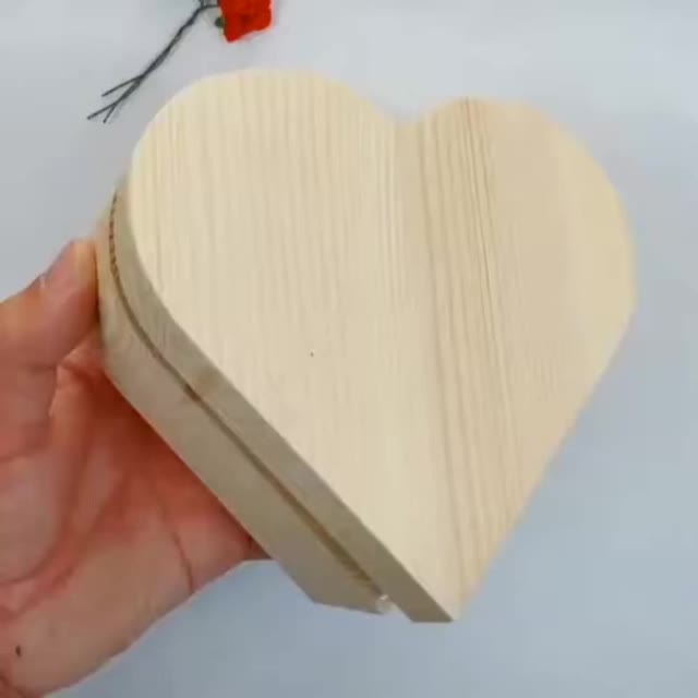 космический рисунок на шкатулке в форме сердечка Гиф - Гифис