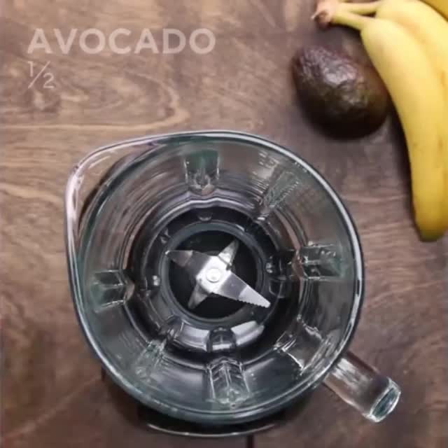 шоколадный молочный коктейль с бананом и авокадо Гиф - Гифис