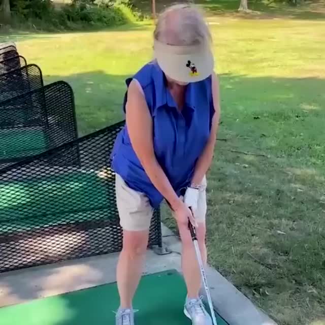 бабка играет в гольф Гиф - Гифис