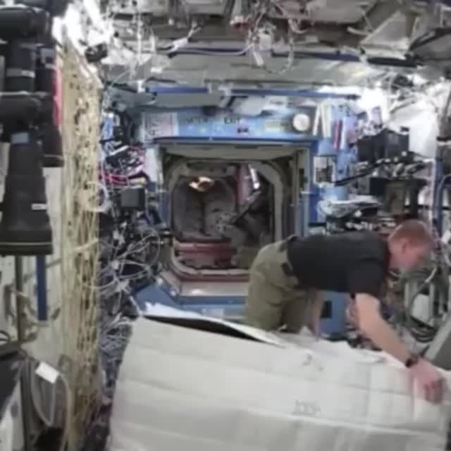космонавты дурачатся Гиф - Гифис