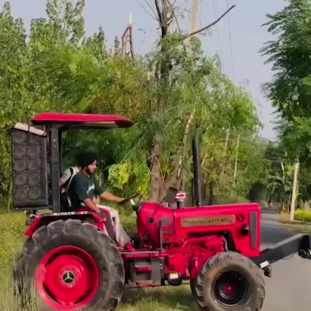 индусы на тракторе Гиф - Гифис