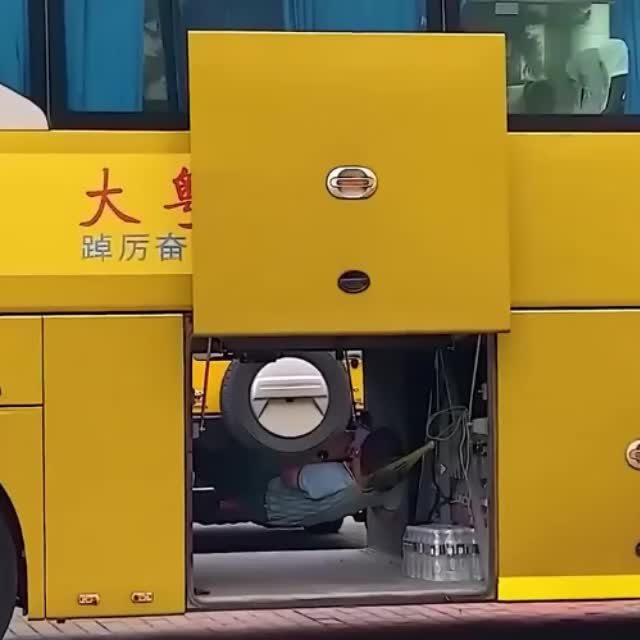 азиатский водитель автобуса Гиф - Гифис