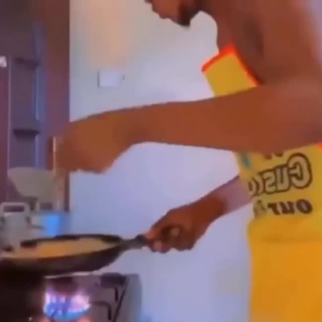 муж готовит завтрак Гиф - Гифис