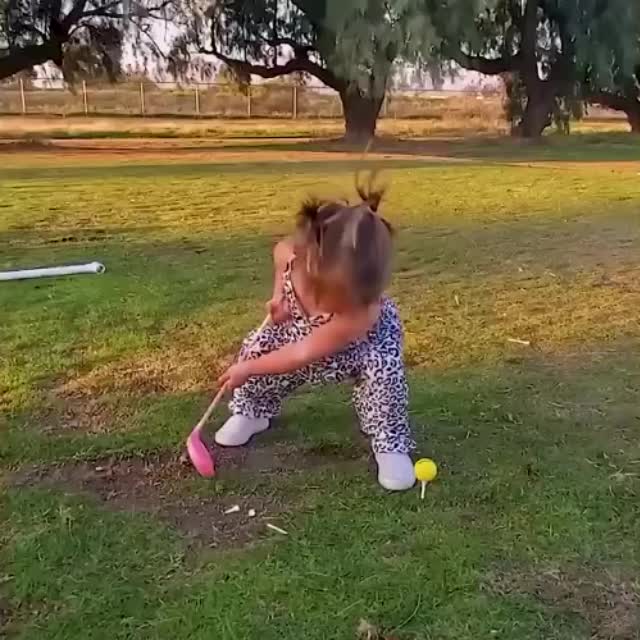 дочь учится играть в гольф Гиф - Гифис
