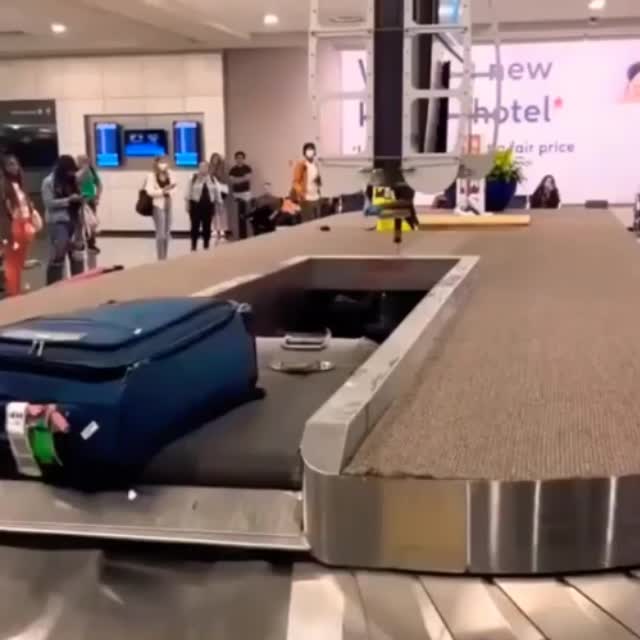 придурок на багажной карусели в аэропорту Гиф - Гифис