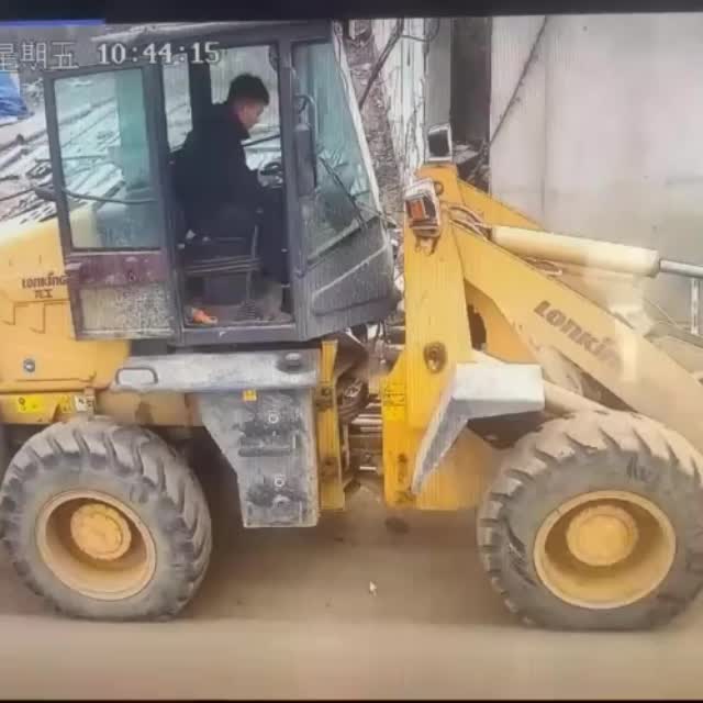 китайский трактор в руках китайца Гиф - Гифис