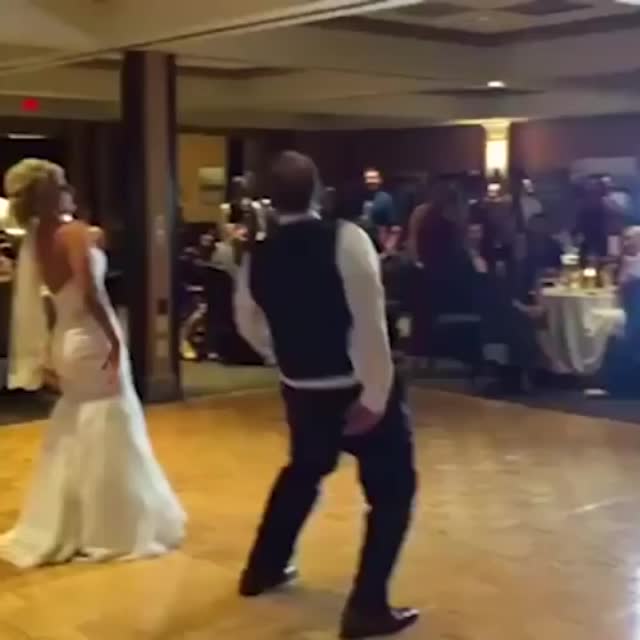 свадебный танец от жениха и невесты Гиф - Гифис