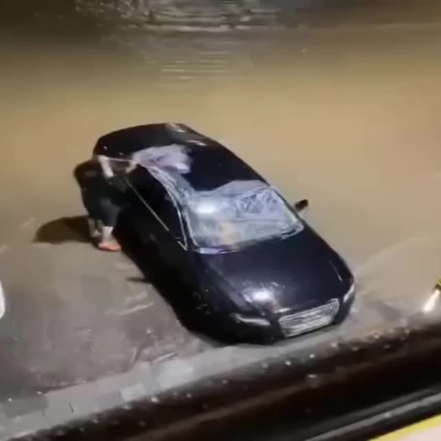 сосед моет авто под дождем Гиф - Гифис