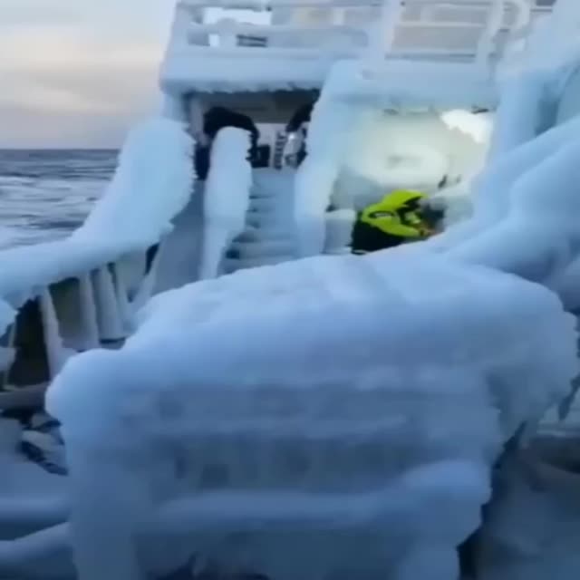 корабль немного замерз Гиф - Гифис