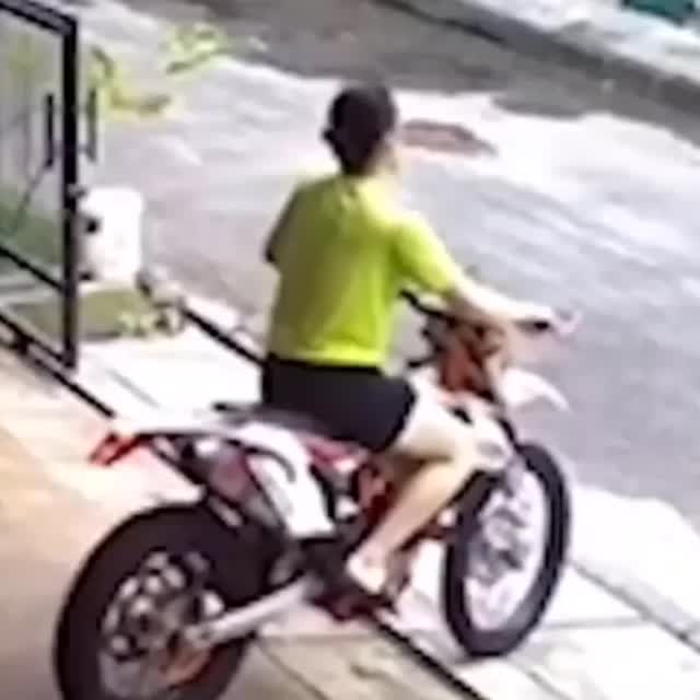 девушка загнала мотоцикл в гараж Гиф - Гифис