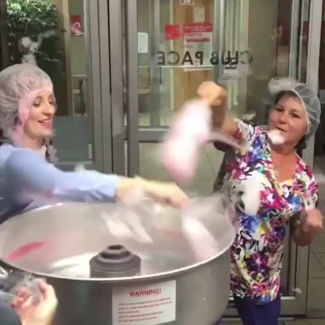 женщины готовят сахарную вата Гиф - Гифис