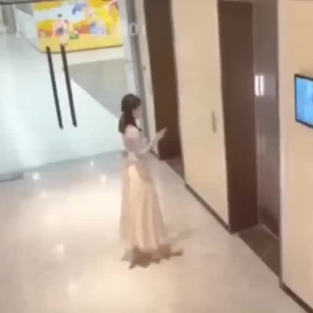 азиатка в ожидании лифта Гиф - Гифис
