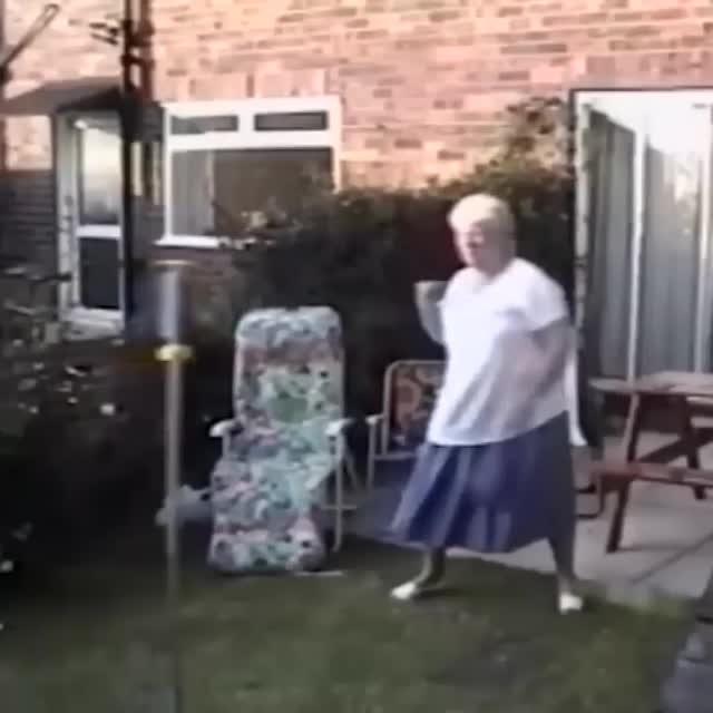 бабка играет в тетербол Гиф - Гифис