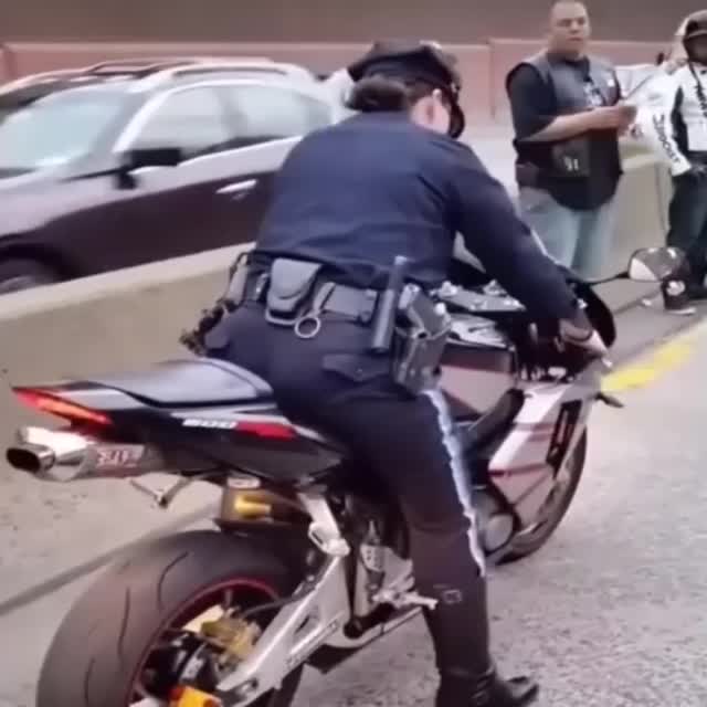 женщина - полицейский на мотоцикле Гиф - Гифис