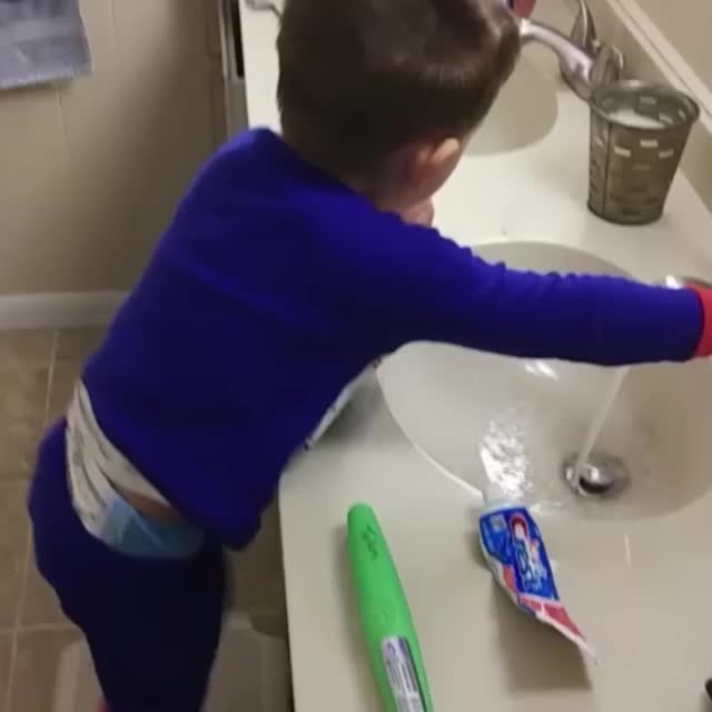 покажи как ты чистишь зубы Гиф - Гифис