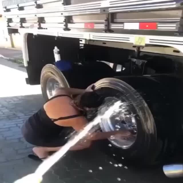 жена помогает мыть грузовик Гиф - Гифис