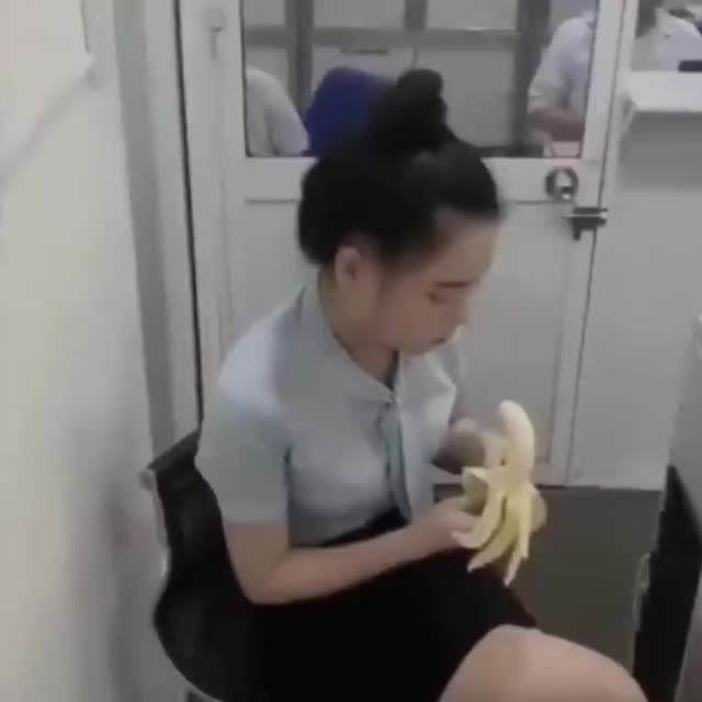 как едят азиатские девушки банан Гиф - Гифис