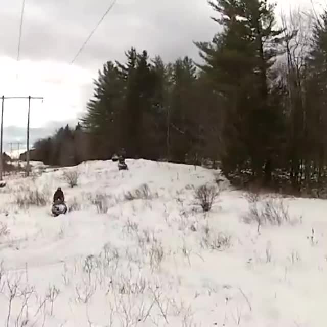 друг впервые на снегоходе Гиф - Гифис