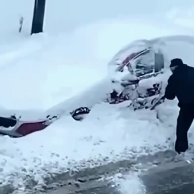 машину чутка завалило снегом Гиф - Гифис