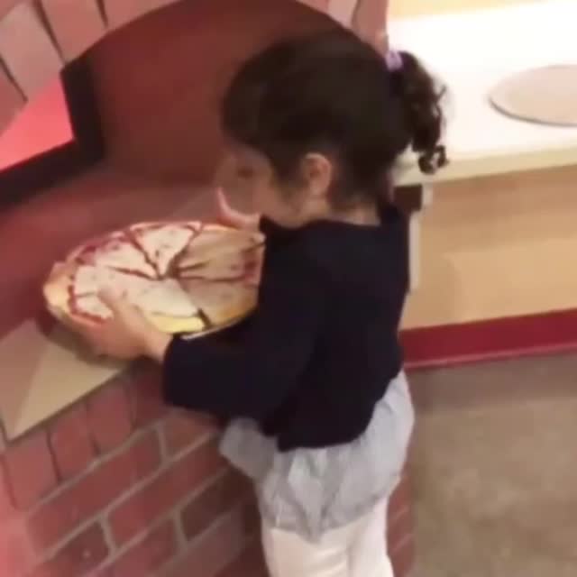 дочь приготовила пиццу Гиф - Гифис