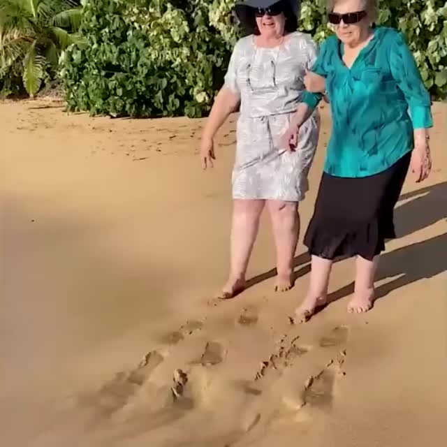 две старушки на пляже Гиф - Гифис