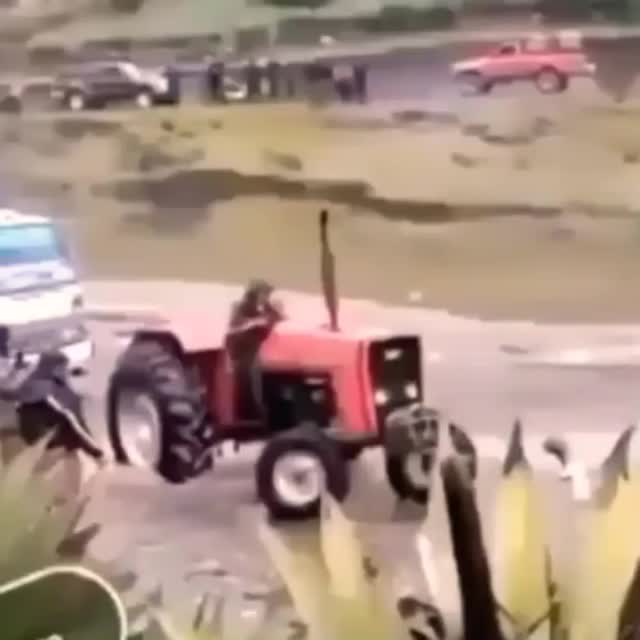 плохой день у тракториста Гиф - Гифис