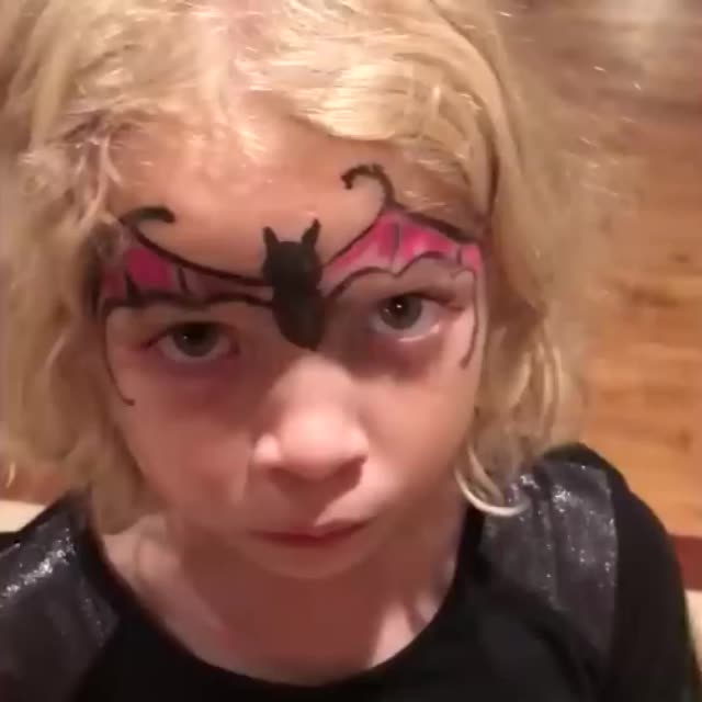 дочь сделала себе макияж Гиф - Гифис