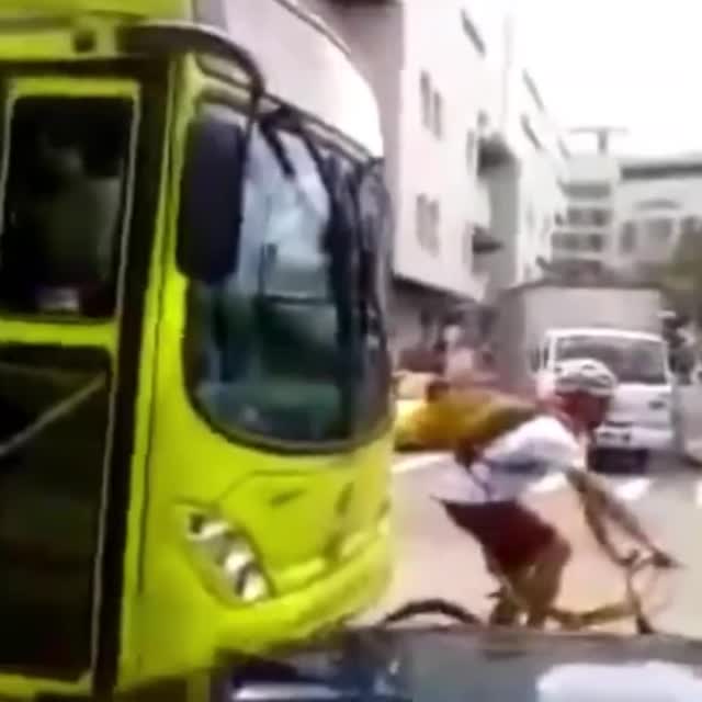 автобус против велосипедиста Гиф - Гифис