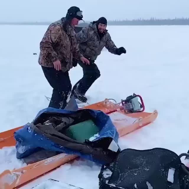 мужики на зимней рыбалке Гиф - Гифис