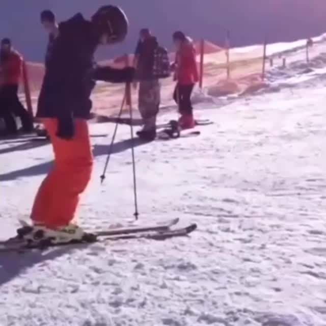 вот как нужно снимать лыжи Гиф - Гифис