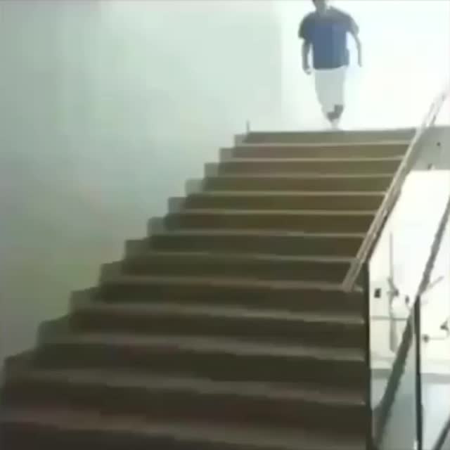вот как нужно спускаться по лестнице Гиф - Гифис