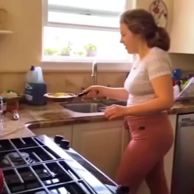 жена учится подбрасывать еду Гиф - Гифис