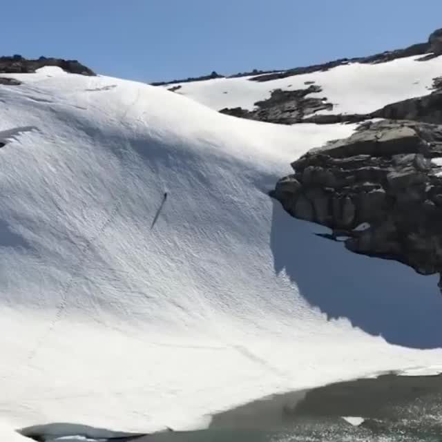 спуск с ледника на лыжах Гиф - Гифис