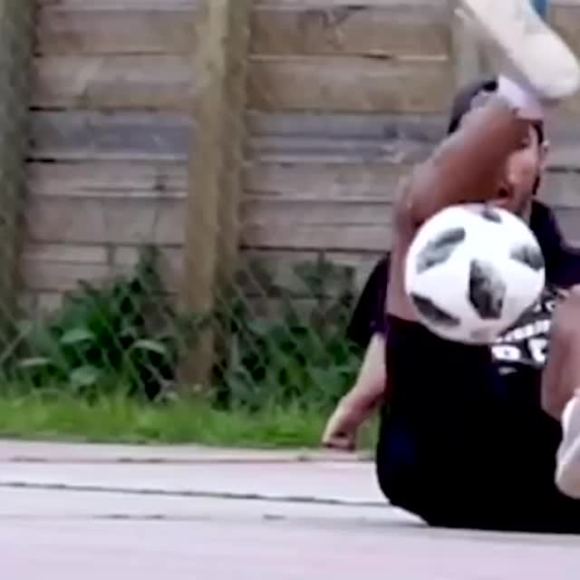 фристайл с мячом от инвалида Гиф - Гифис
