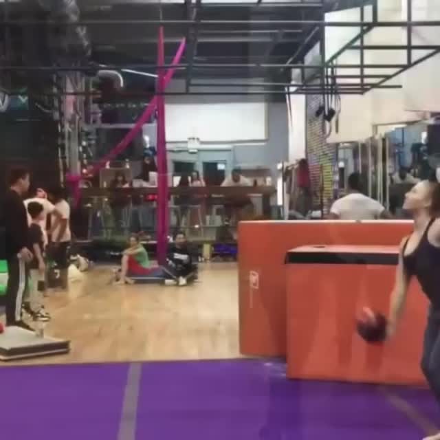 акробатика с мячом Гиф - Гифис