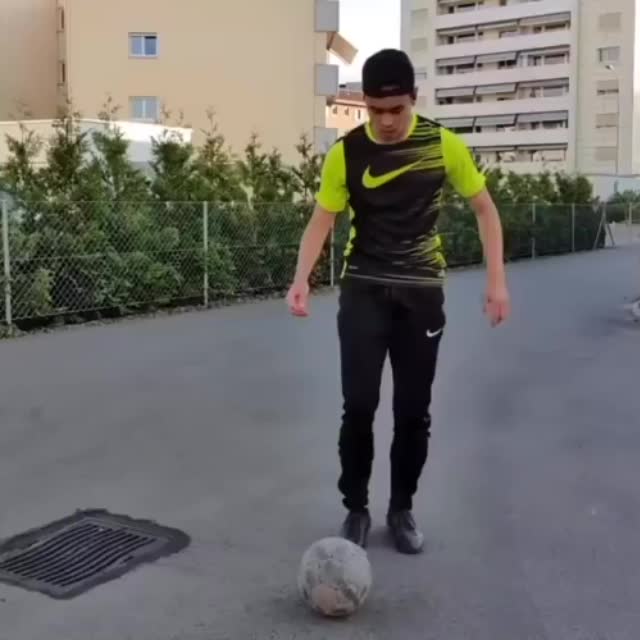 пацан делает крутой финт с футбольным мячом Гиф - Гифис