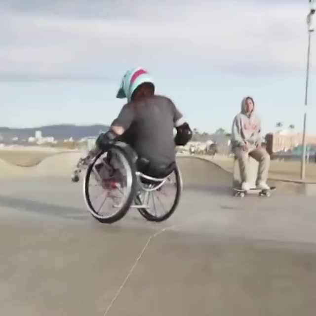 трюк на инвалидной коляске Гиф - Гифис