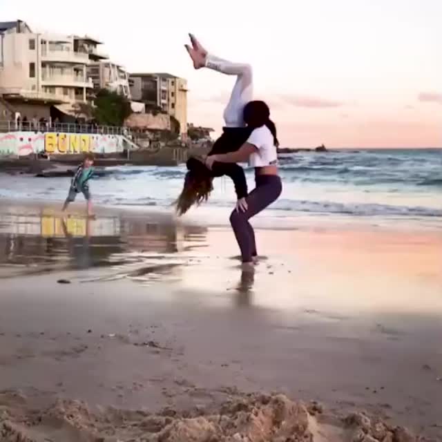йога с подружкой у пляжа Гиф - Гифис