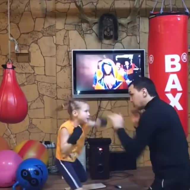 дочка боксирует с папой Гиф - Гифис