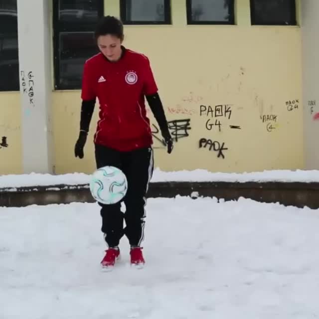 футбольный фристайл на снегу Гиф - Гифис