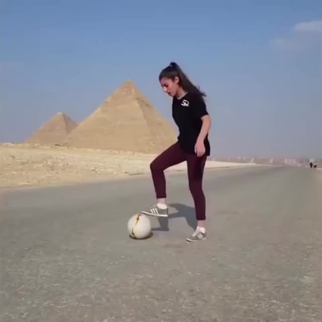 футбольный фристайл на фоне египетских пирамид Гиф - Гифис