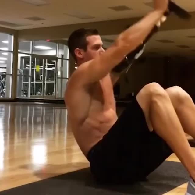 упражнение с блином для мышц спины Гиф - Гифис