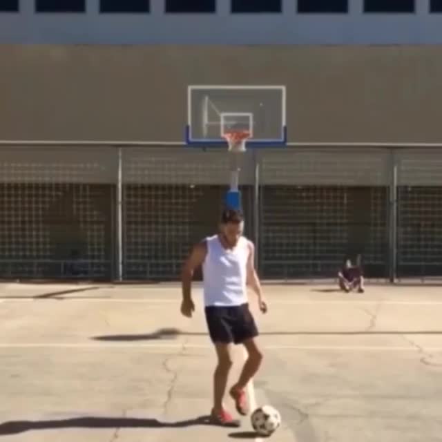 футболист на баскетбольной площадке Гиф - Гифис