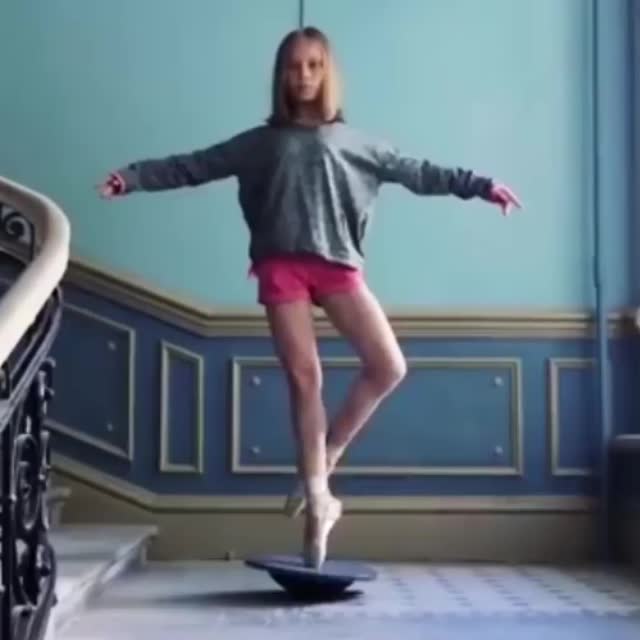 балерина на балансире Гиф - Гифис