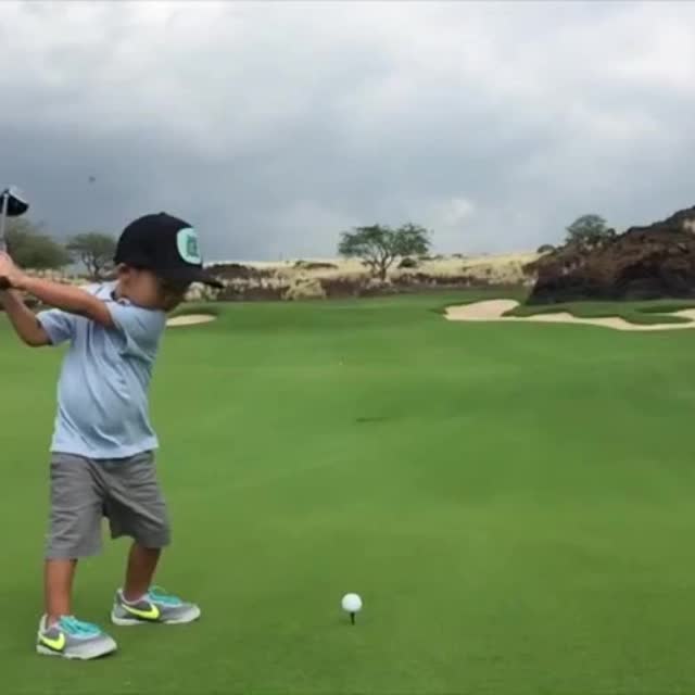 ребенок играет в гольф Гиф - Гифис